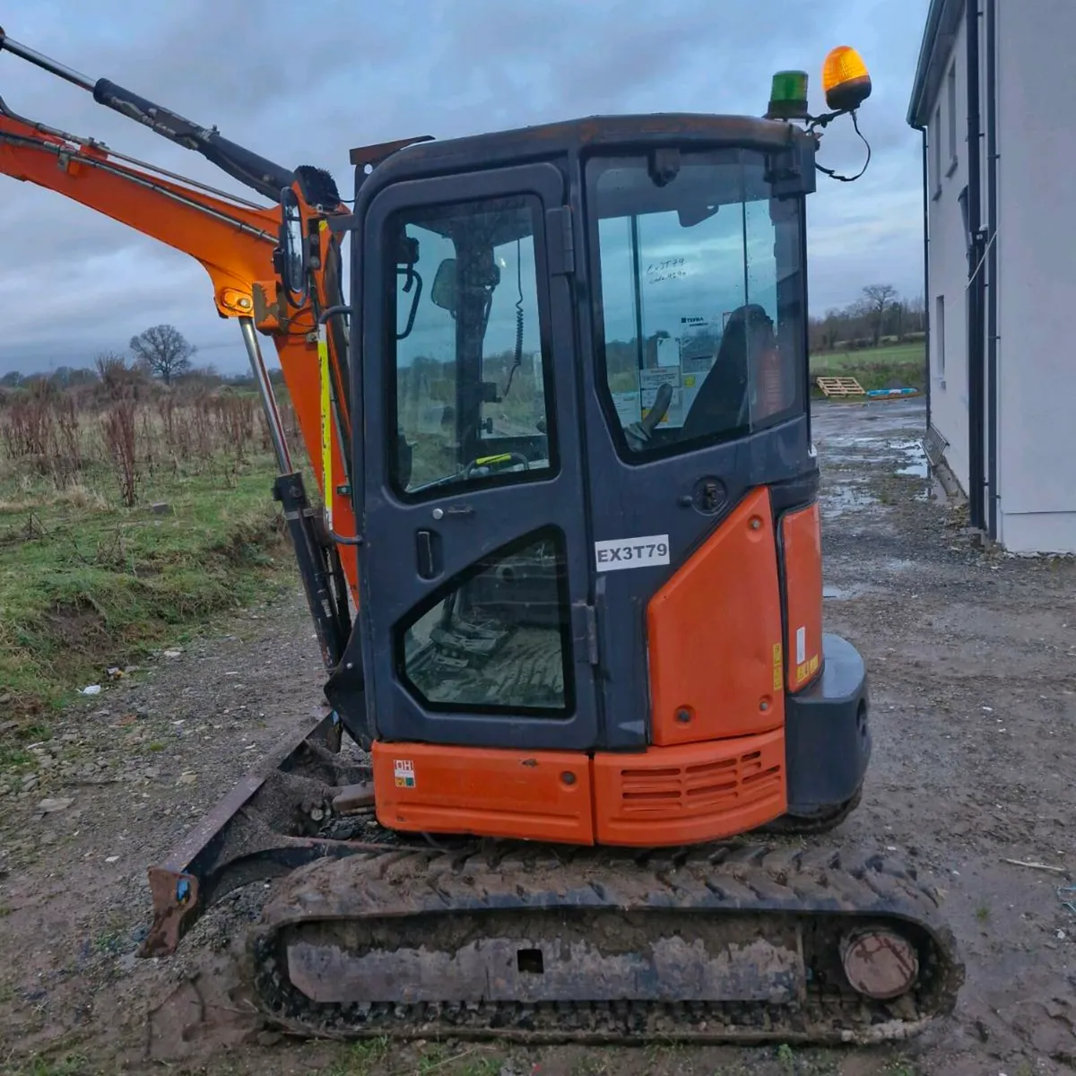 2.7 ton Hitachi mini digger No Vat - Image 4