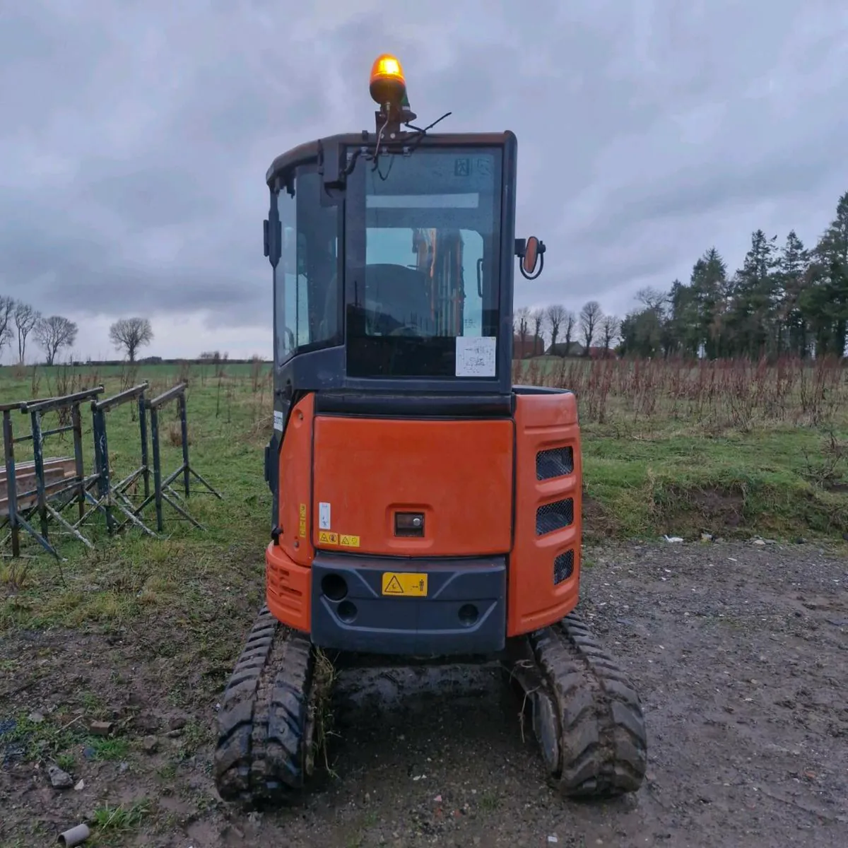 2.7 ton Hitachi mini digger No Vat - Image 3
