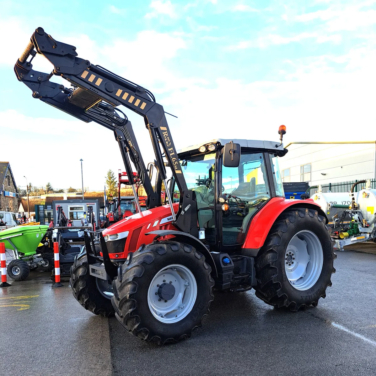 MASSEY FERGUSON 5612 & LOADER - Image 2