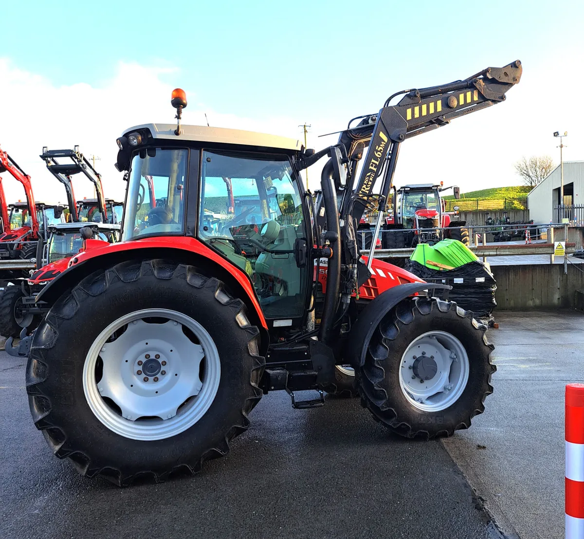 MASSEY FERGUSON 5612 & LOADER - Image 1