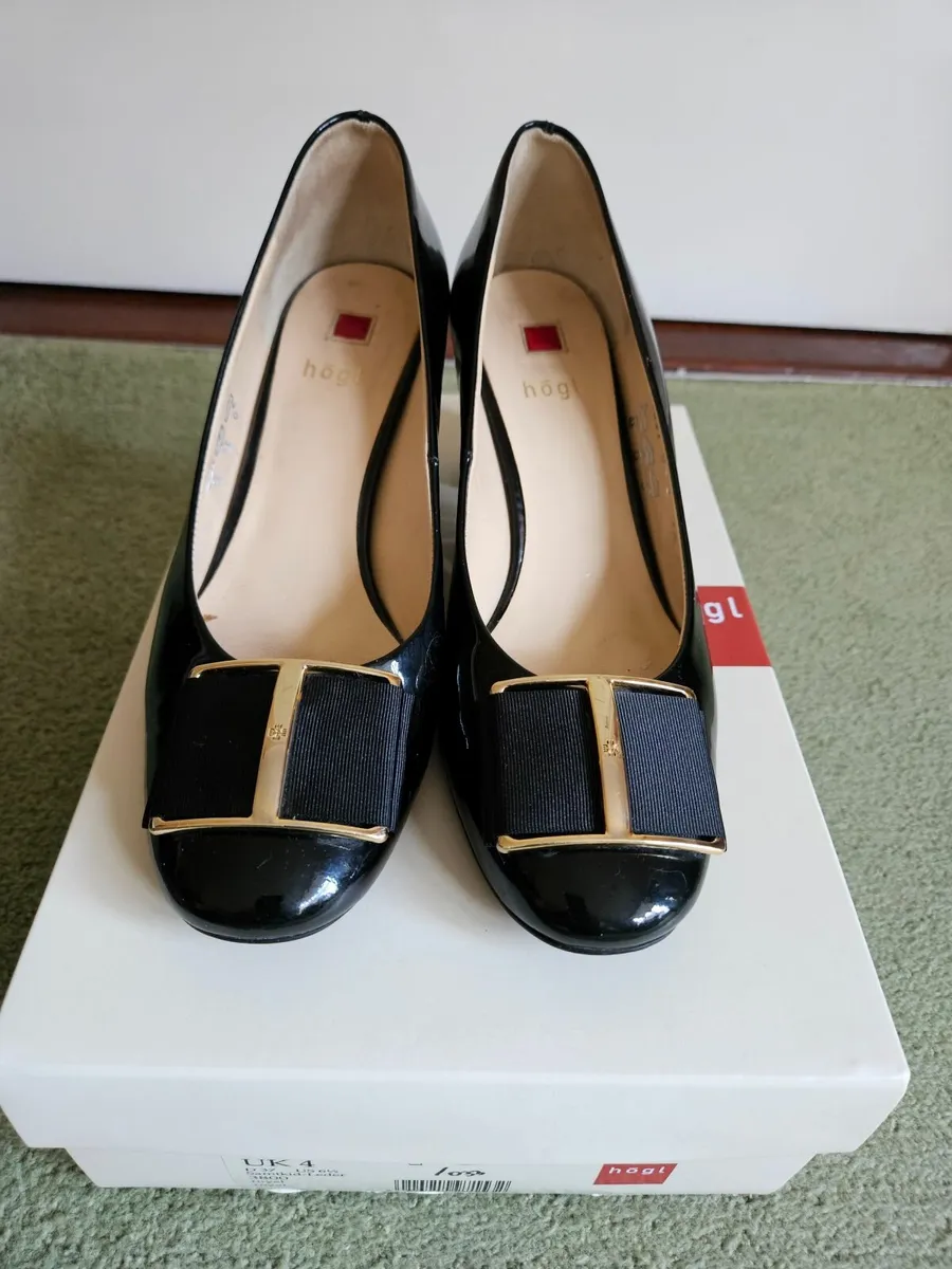 Womens Shoes Size 4 - Image 1