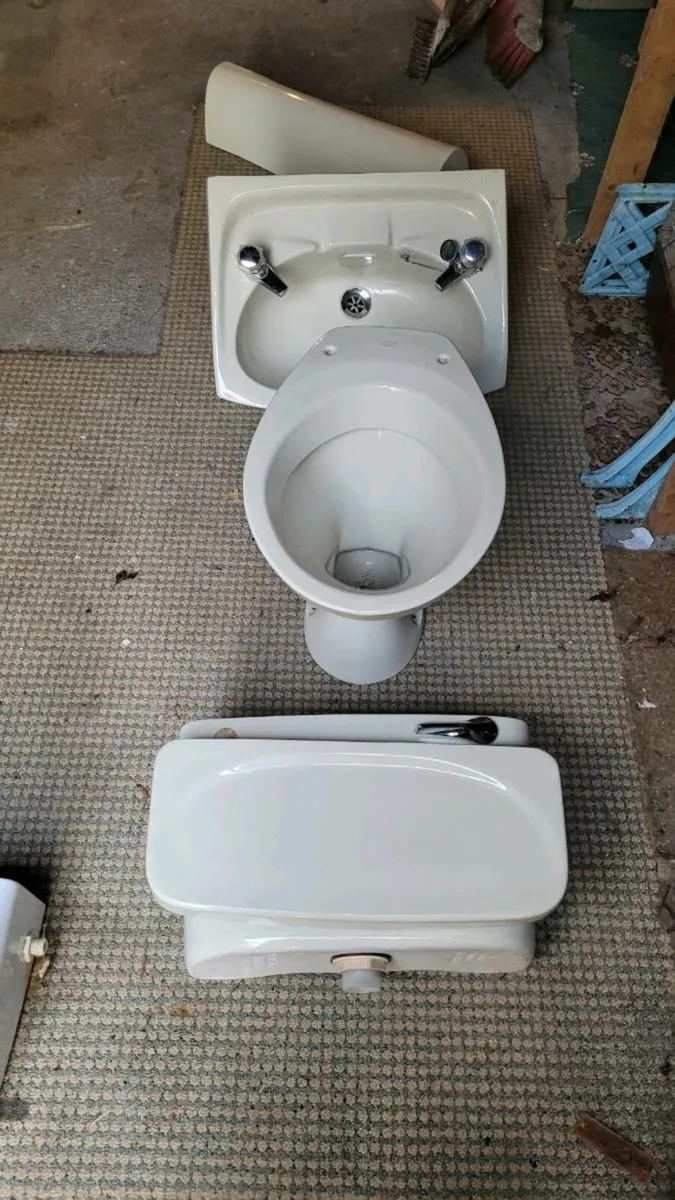 Armitage Shanks Bathroom suite - Image 1