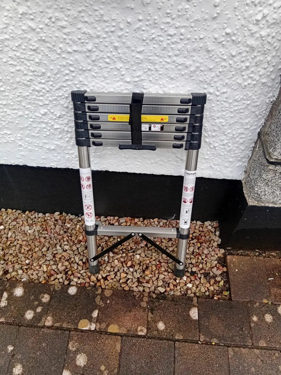 2.7m Telescopic Ladder - Image 1