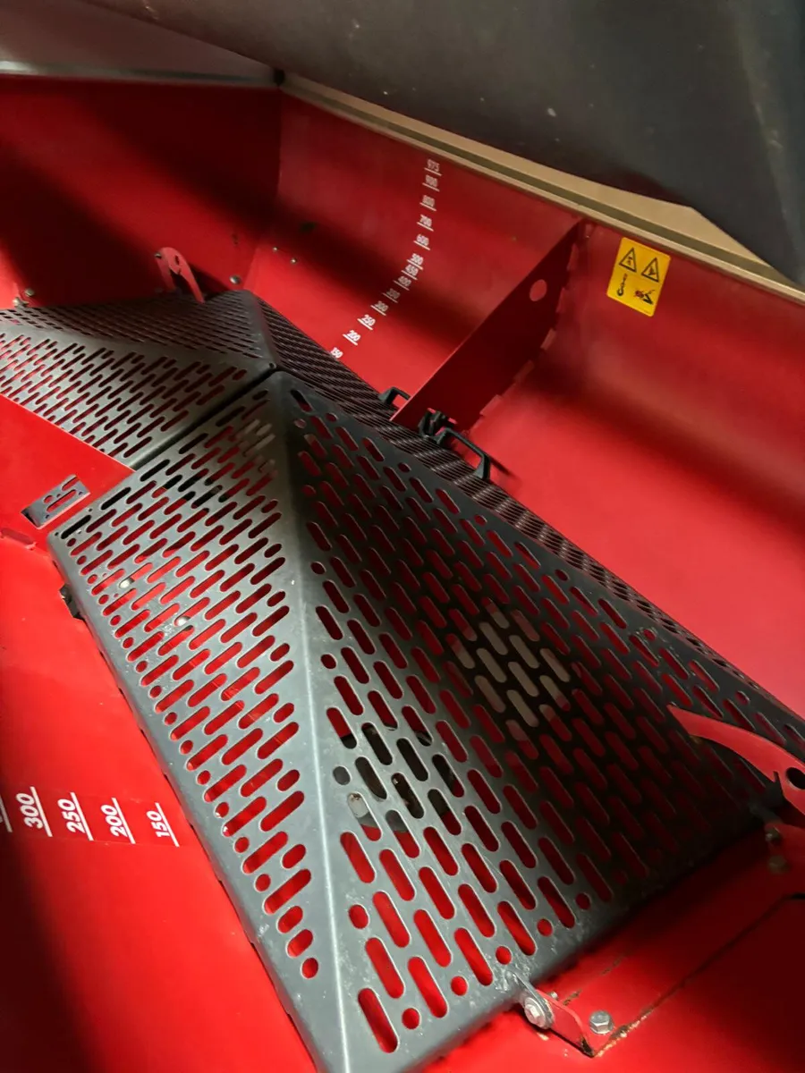Fertilizer Spreader - Image 3