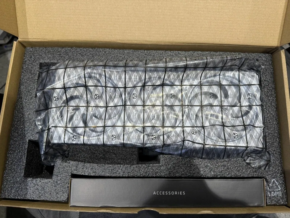 AMD Radeon RX 9070 XT Sapphire Pure OC 16GB - Image 2