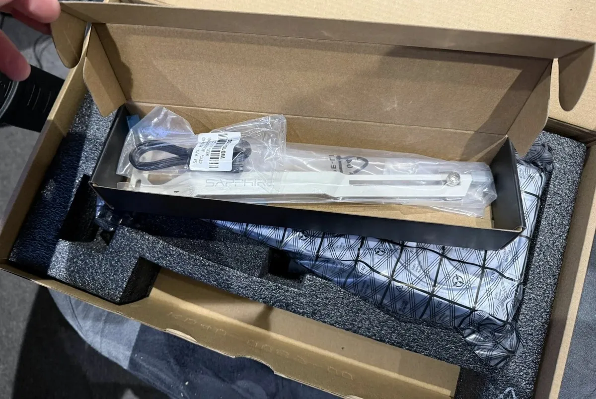 AMD Radeon RX 9070 XT Sapphire Pure OC 16GB - Image 3