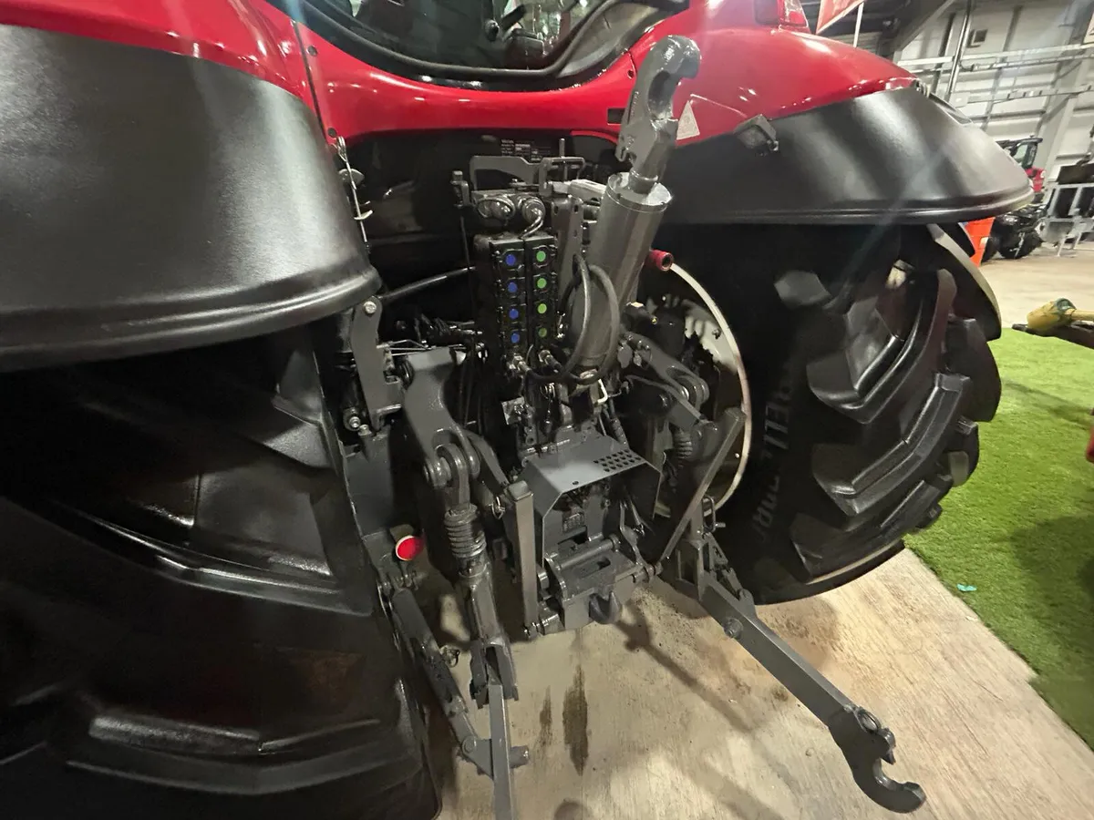 SHOWSTOPPING TRACTOR ! - Image 2