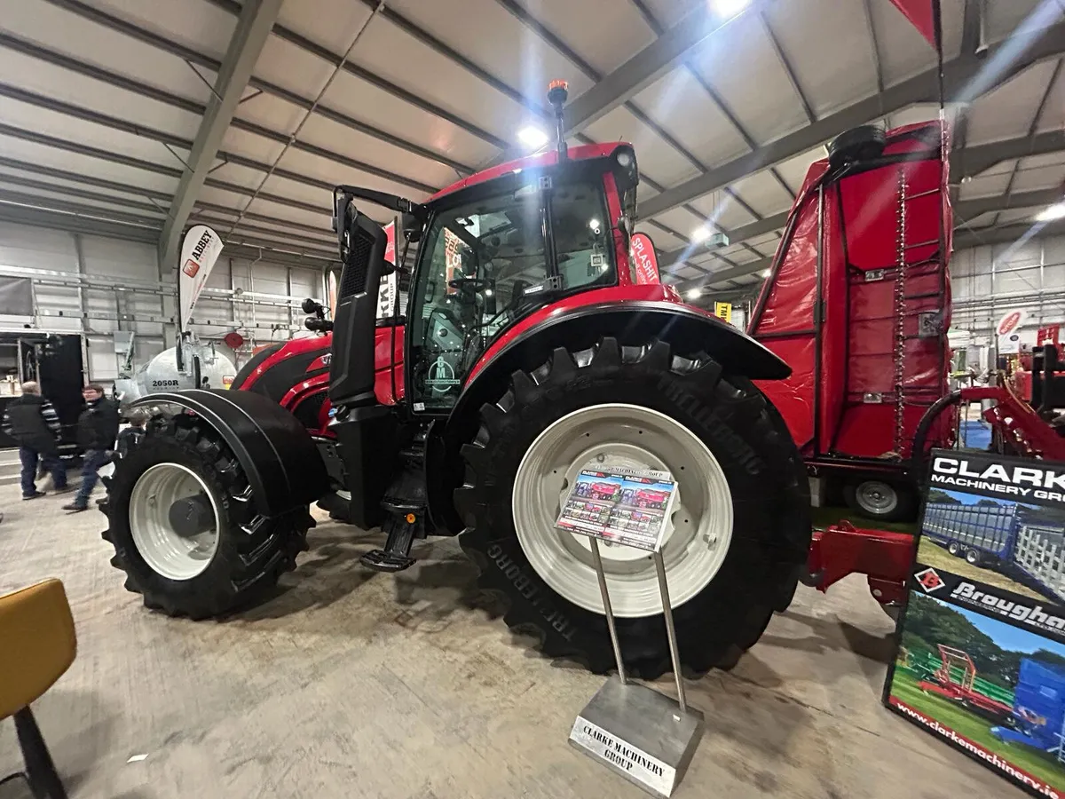 SHOWSTOPPING TRACTOR ! - Image 4