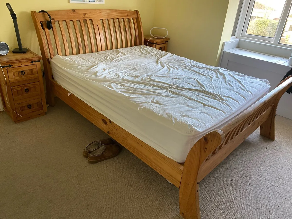 Sleigh bed and lockers - Image 2