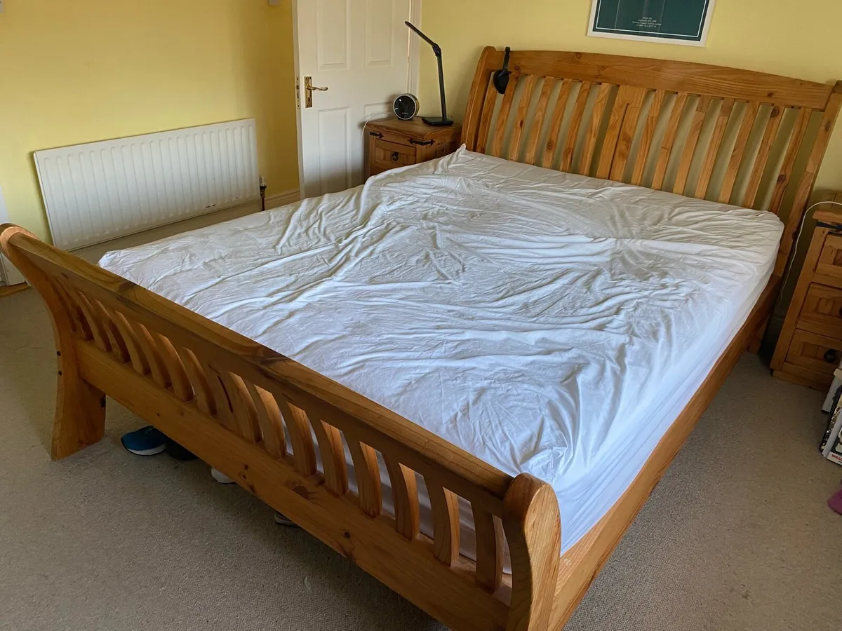 Sleigh bed and lockers - Image 3