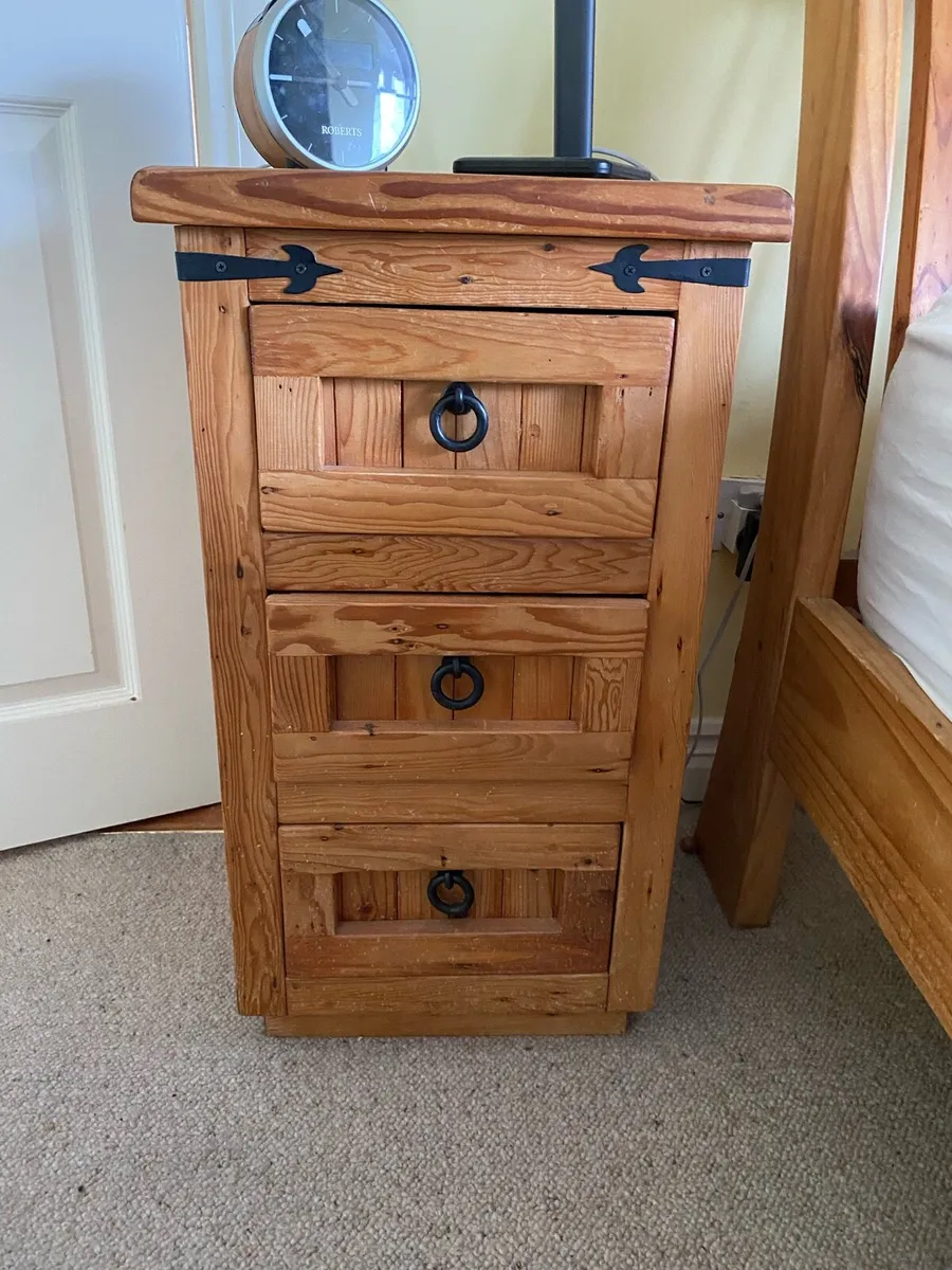 Sleigh bed and lockers - Image 4