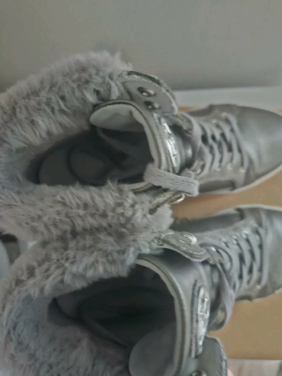 Guess shoes worn twice - Image 4