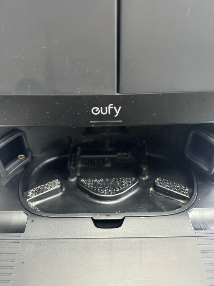 EUFY Robot vacuum and mop - Image 3