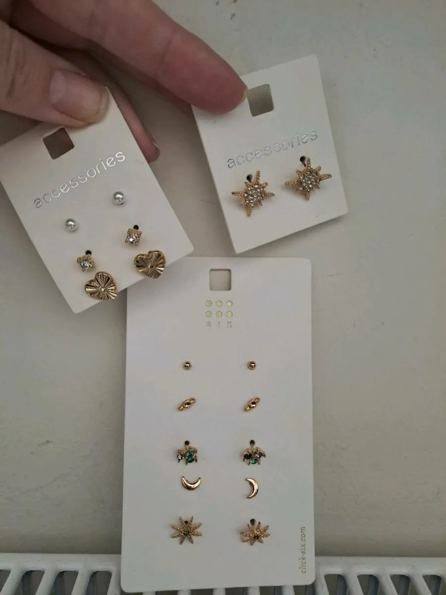 9 pairs of stud earrings - Image 1