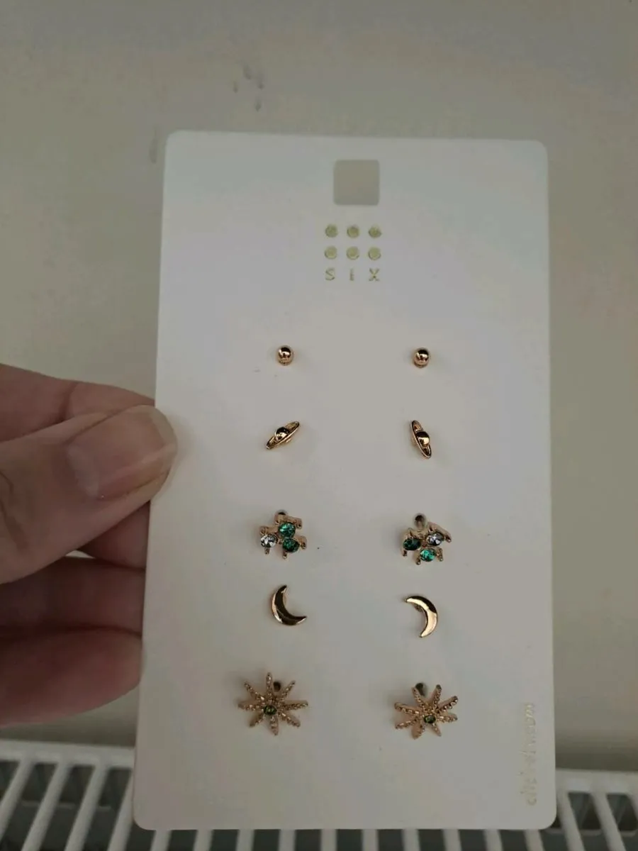 9 pairs of stud earrings - Image 2