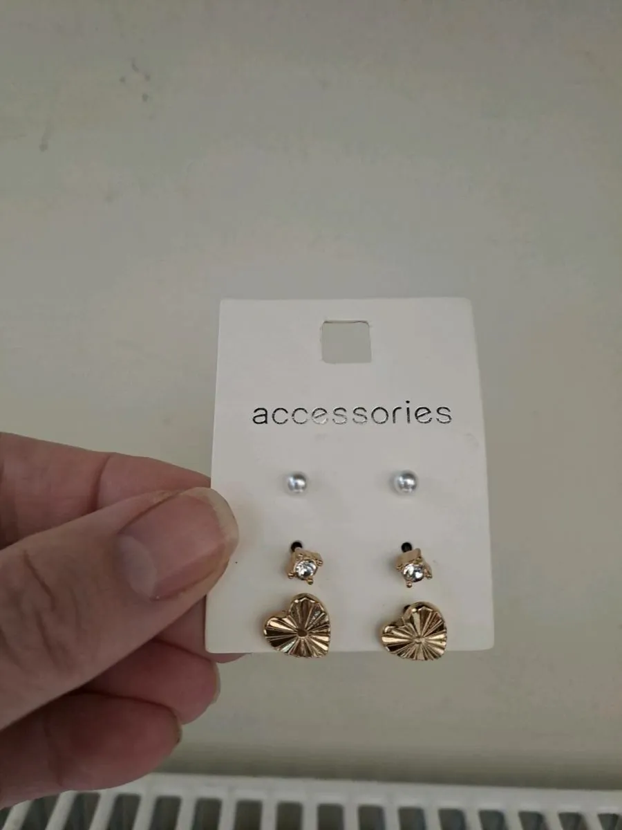 9 pairs of stud earrings - Image 3