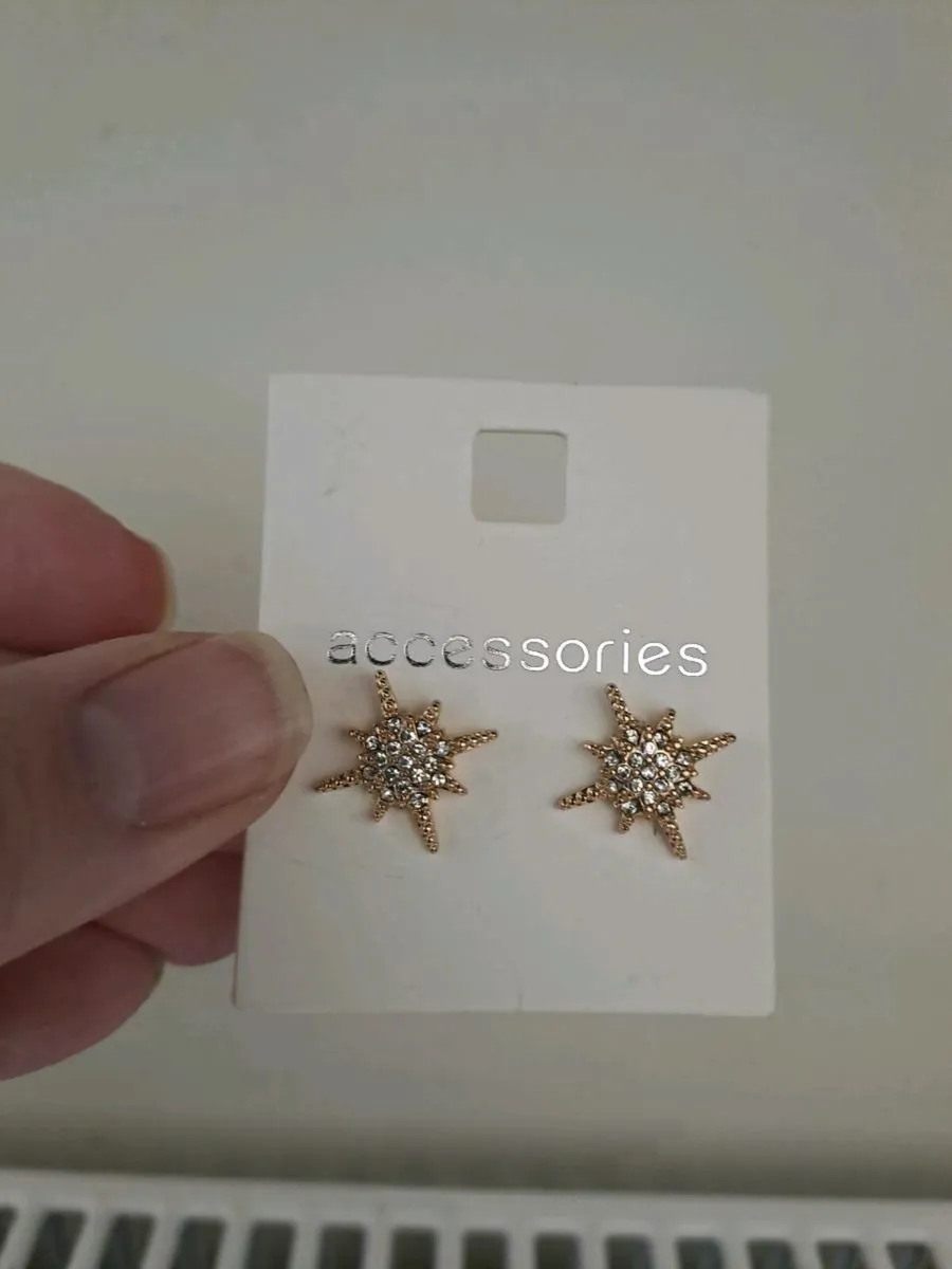 9 pairs of stud earrings - Image 4