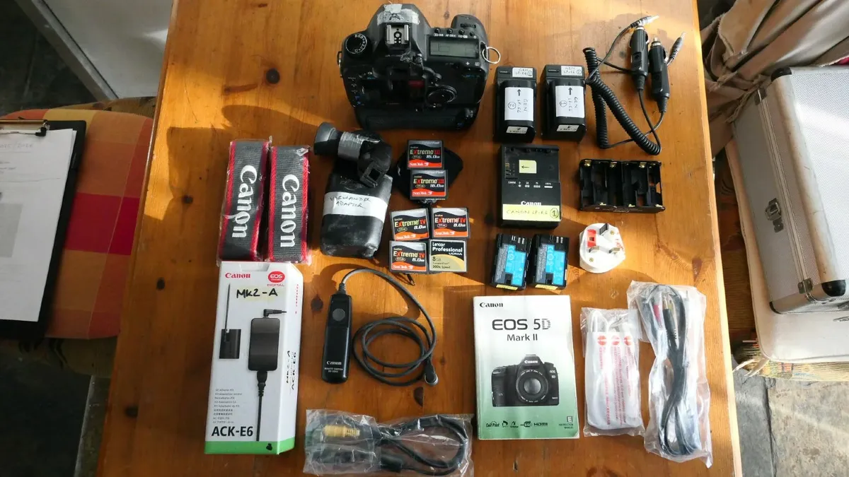 CANON EOS 5D Mk2 DSLR CAMERA BODY + MULTIPLE AKS - Image 1