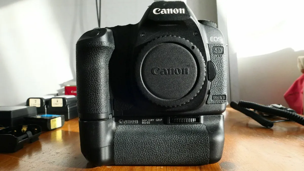 CANON EOS 5D Mk2 DSLR CAMERA BODY + MULTIPLE AKS - Image 4