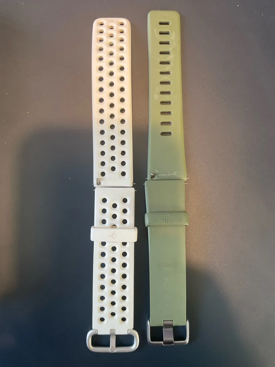 Fitbit Versa 2 - like new, Boxed + 2 chargers - Image 3