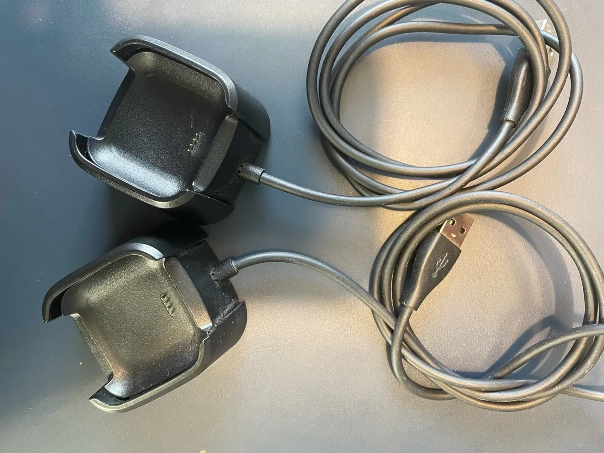 Fitbit Versa 2 - like new, Boxed + 2 chargers - Image 2