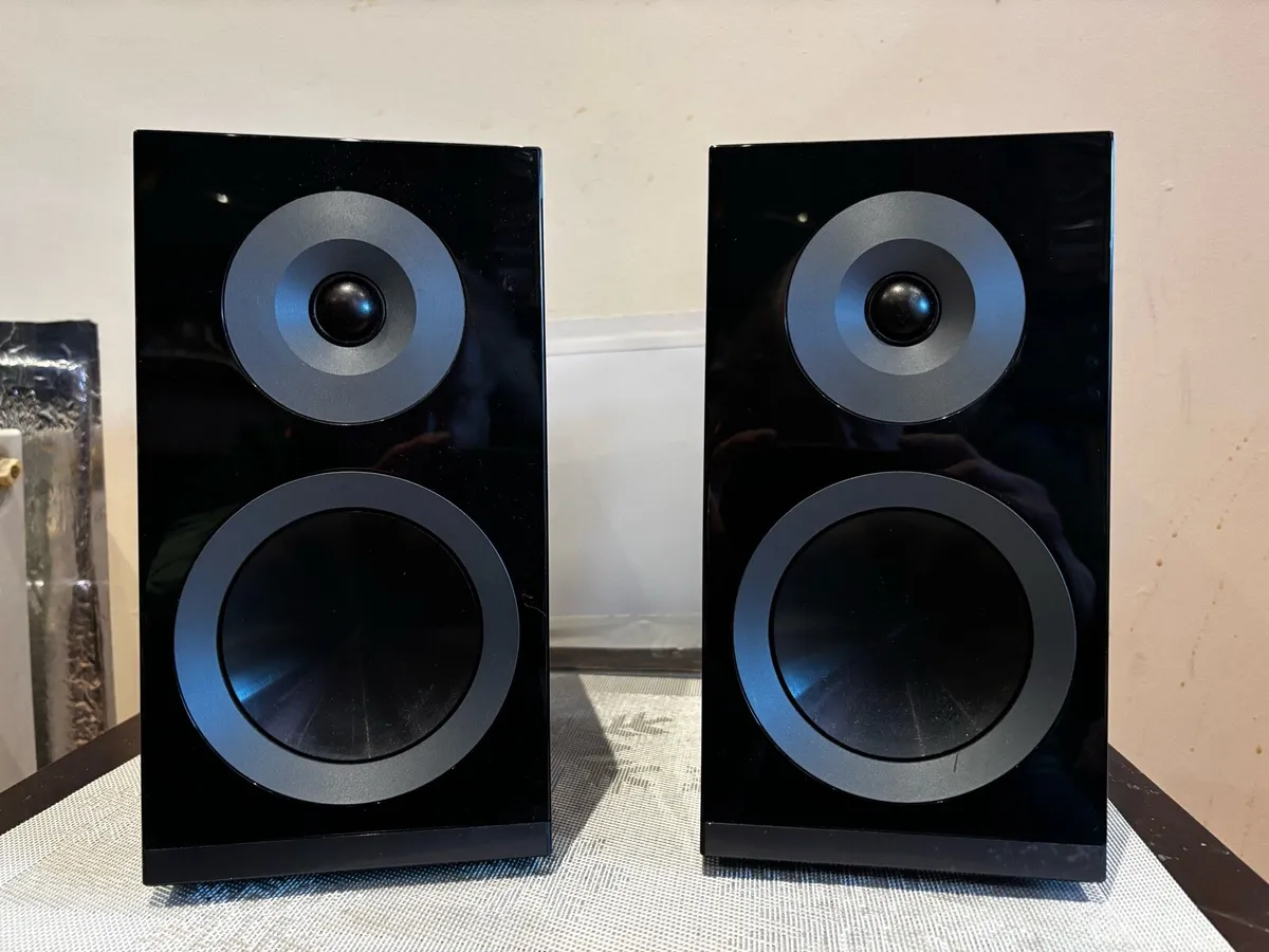 Lg xas146 f spekers and remote - Image 1