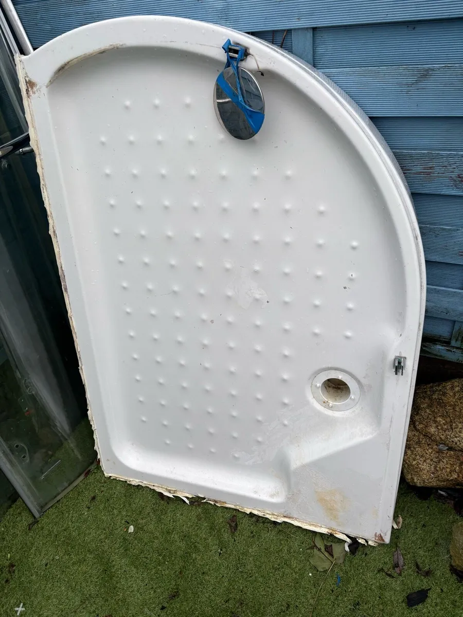 Shower doors and base - Image 1