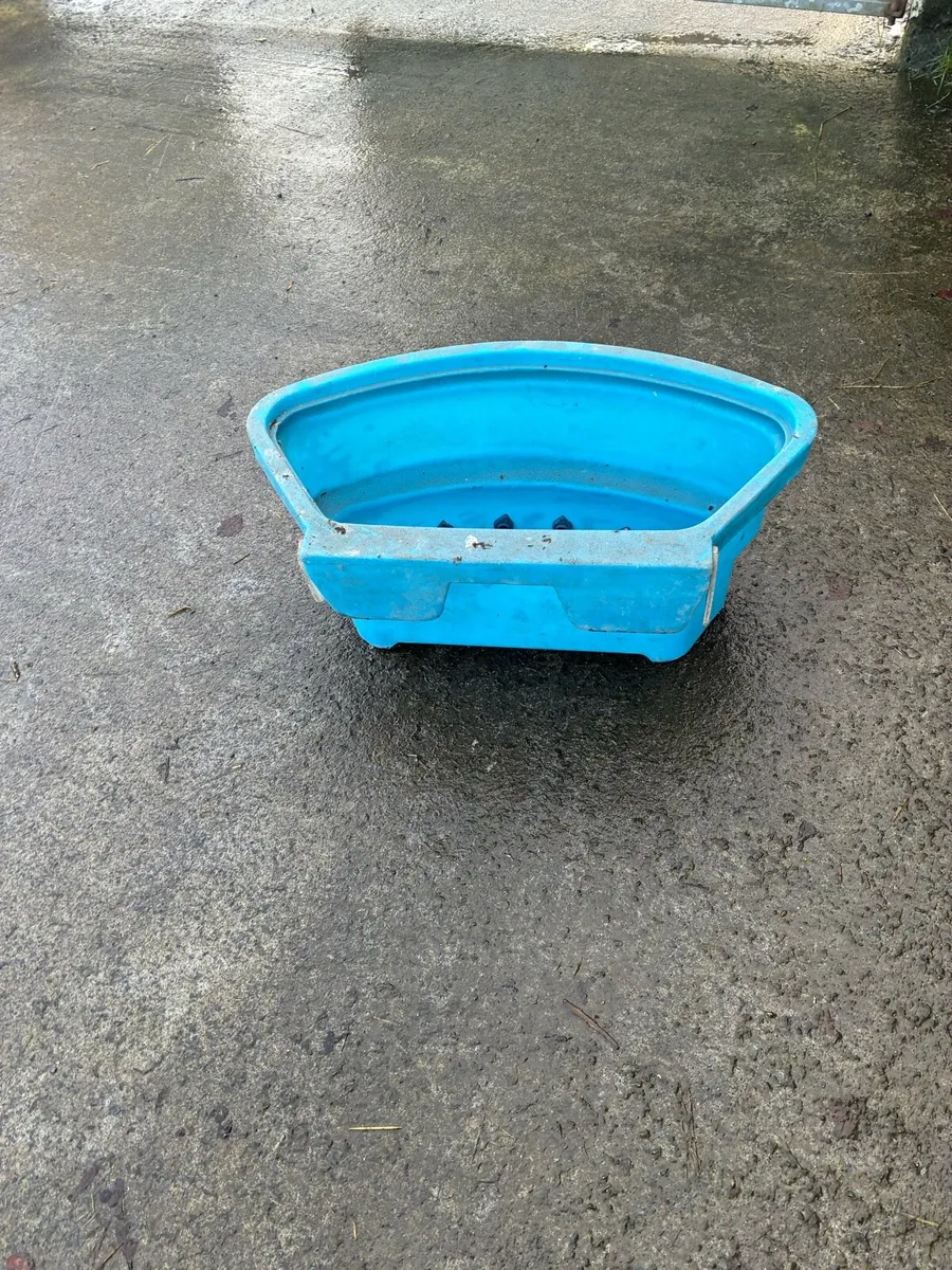 Calf feeders - Image 1