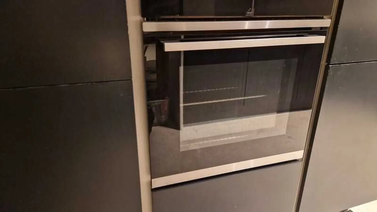 NEFF Electric Oven w/ Built in Grill - Image 3