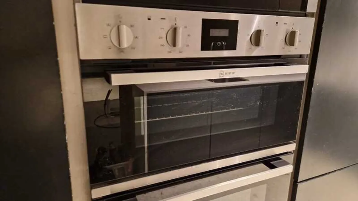 NEFF Electric Oven w/ Built in Grill - Image 4