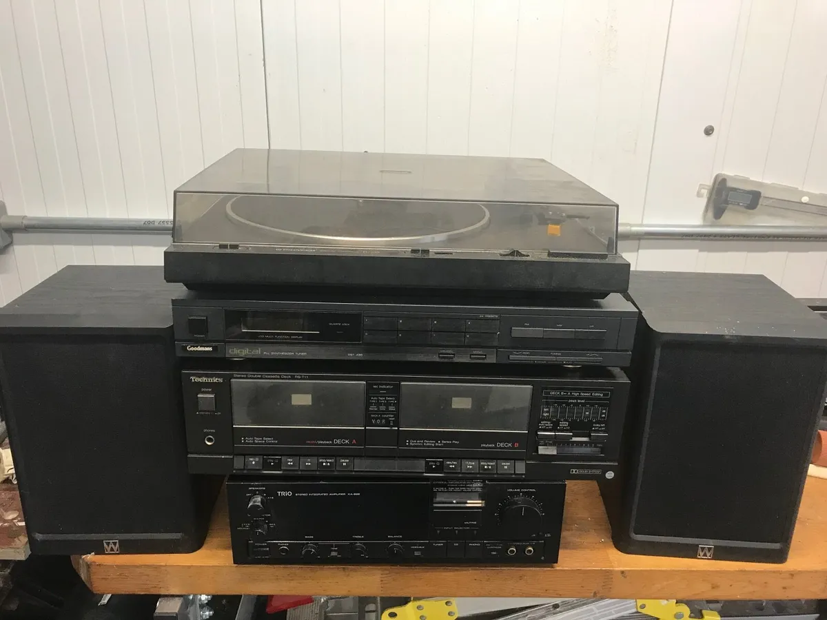 Amplifier, speakers, turntable - Image 1