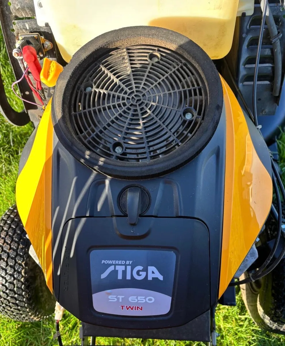 STIGA 22HP Twin Valve engine mower - Image 4