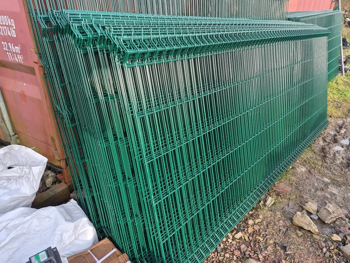 V mesh fencing - Image 1