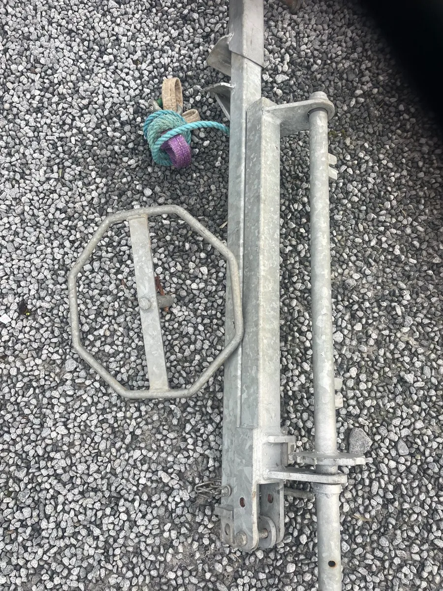 Cow leg hoist - Image 1