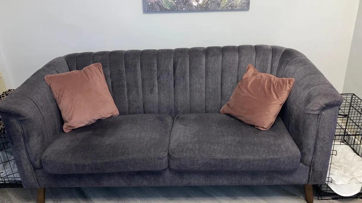 3 seater sofa and matching armchairs - Image 1