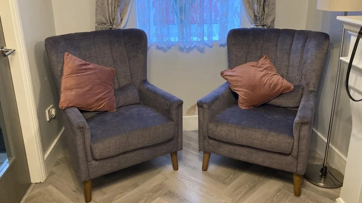3 seater sofa and matching armchairs - Image 2