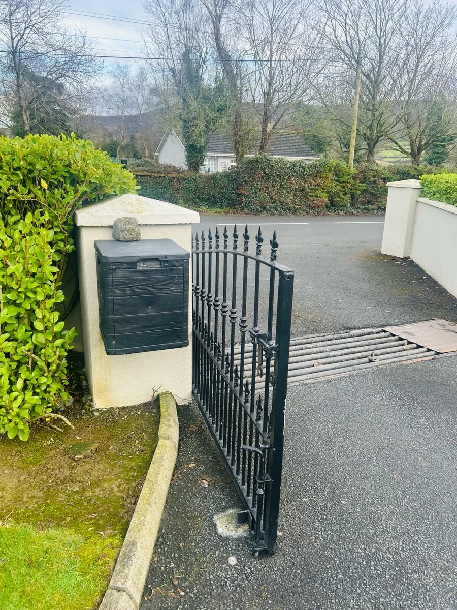 Entrance gates - Image 2