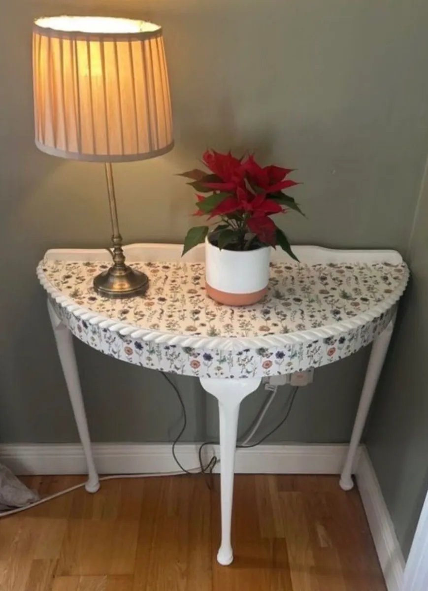 Unique half moon table - Image 1