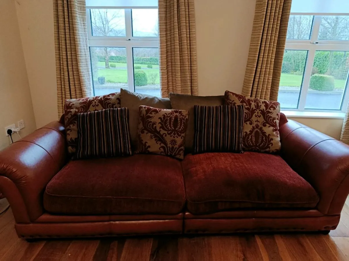 Suite of furniture - Image 1