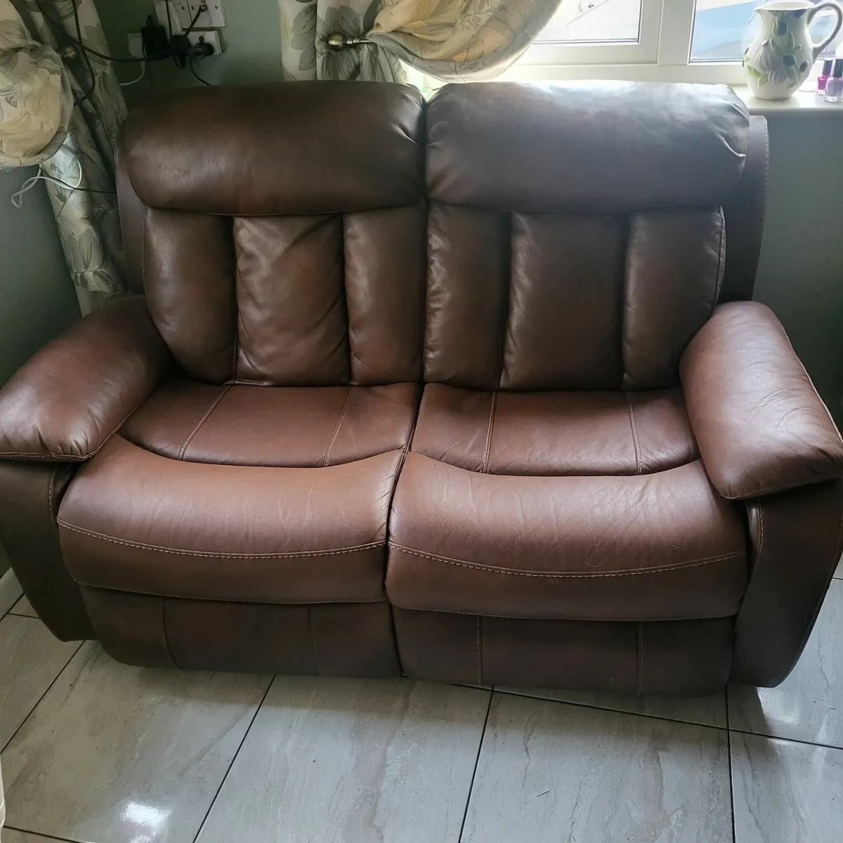 Suite of furniture - Image 1