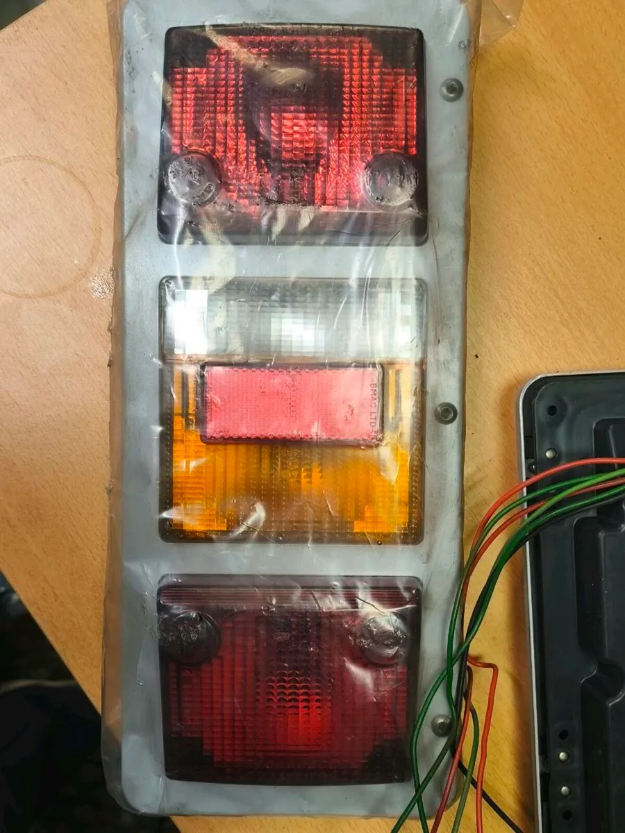 Rear lamps. - Image 3
