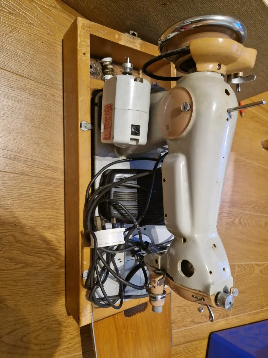 Vintage sewing machine - Image 2