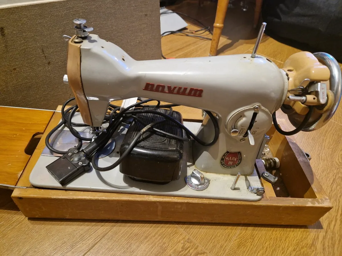 Vintage sewing machine - Image 1