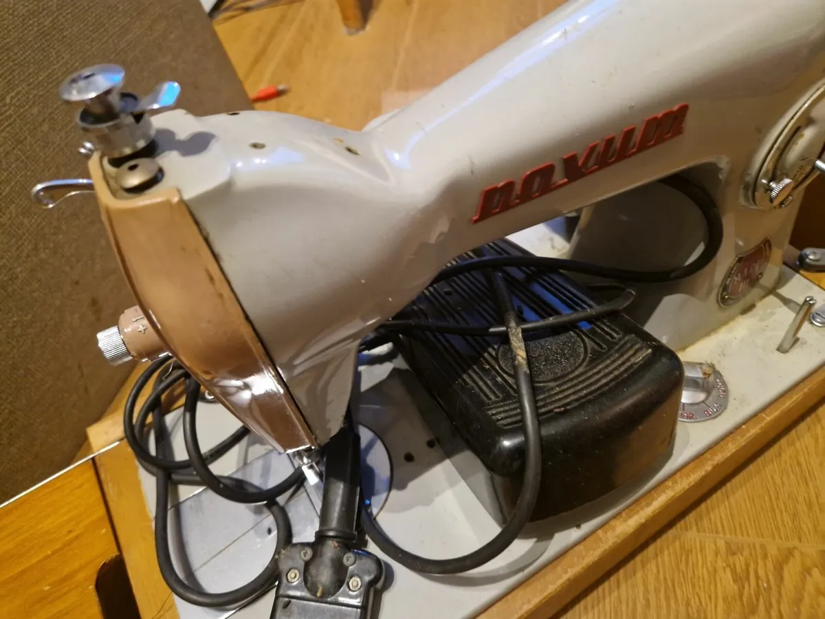 Vintage sewing machine - Image 4