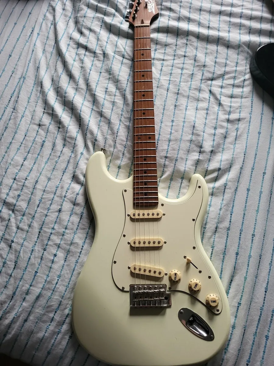 Electric guitar - Image 1