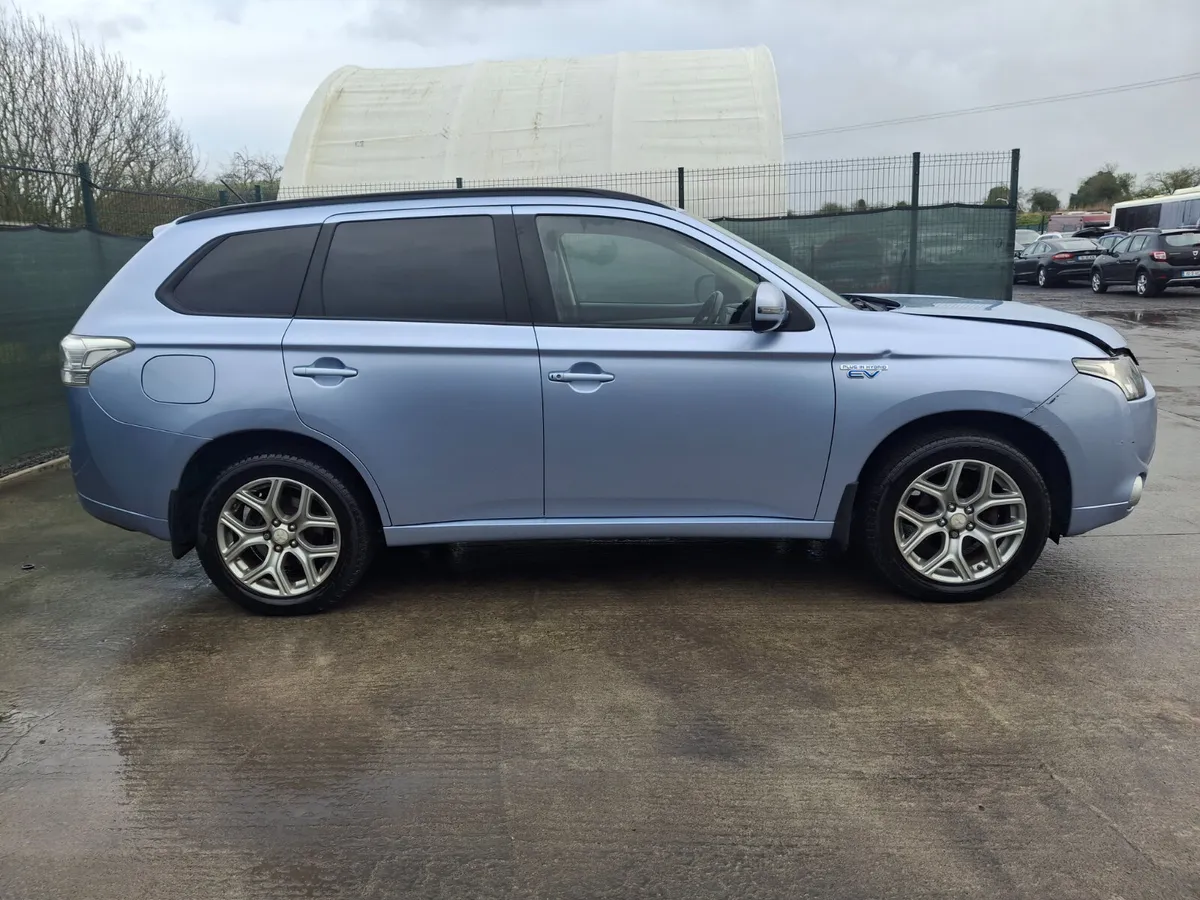 2014 Mitsubish Outlander Phev  Hybrid  A - Image 2
