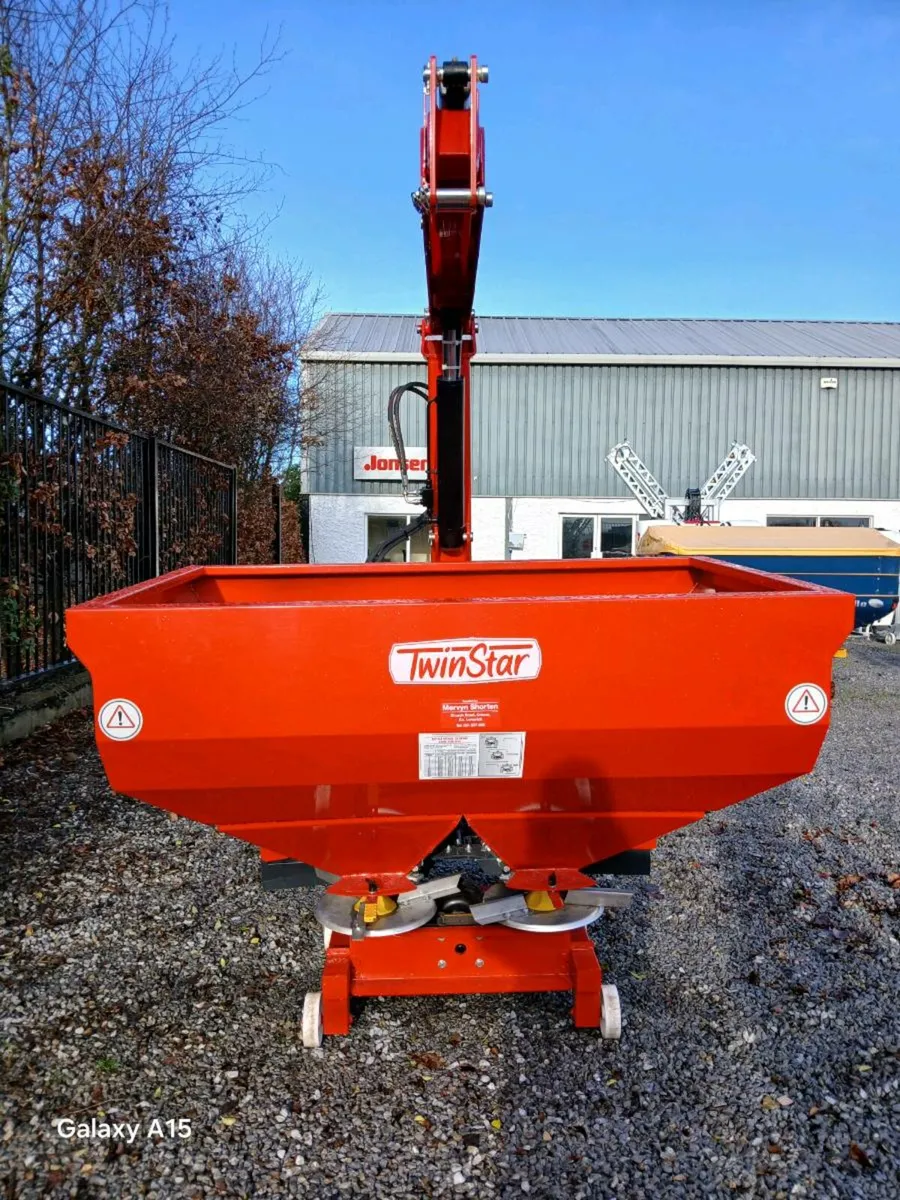 TWIN STAR FERTILISER SPREADERS. - Image 2