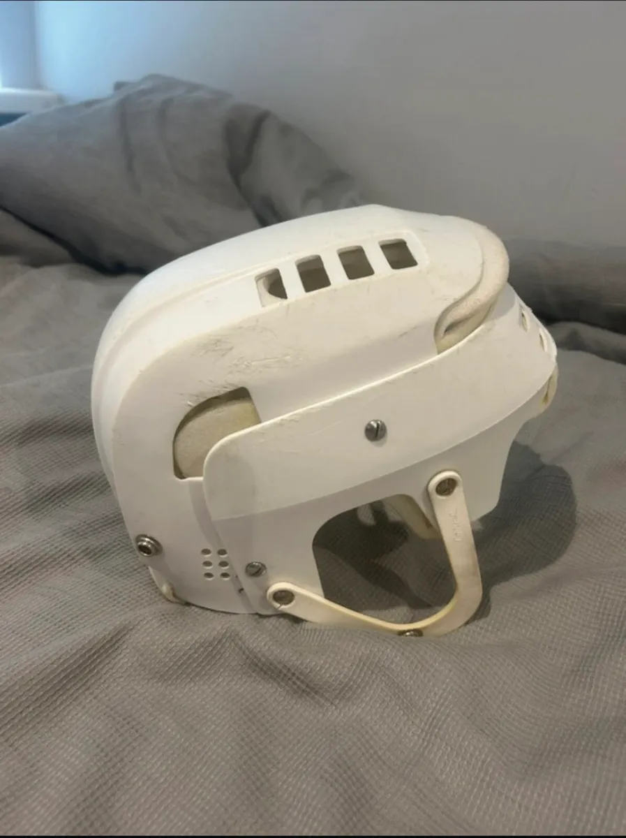 Hurling helmet - Image 1