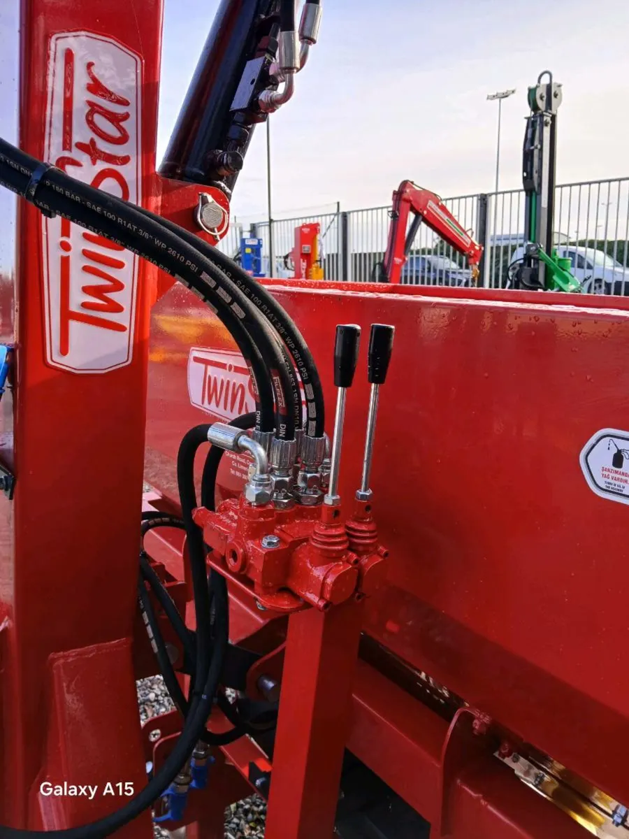 TWIN STAR FERTILISER SPREADERS. - Image 3