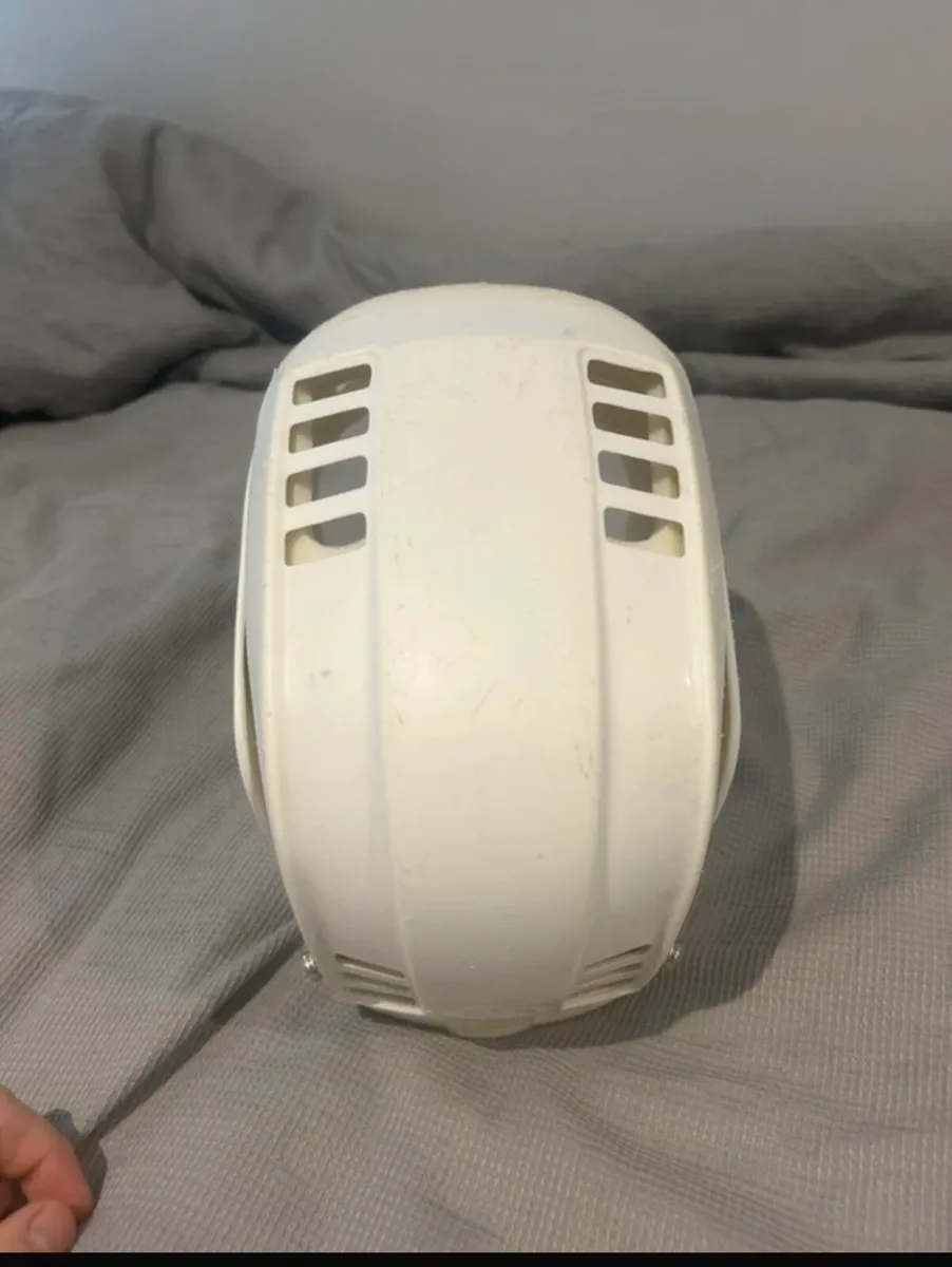 Hurling helmet - Image 4